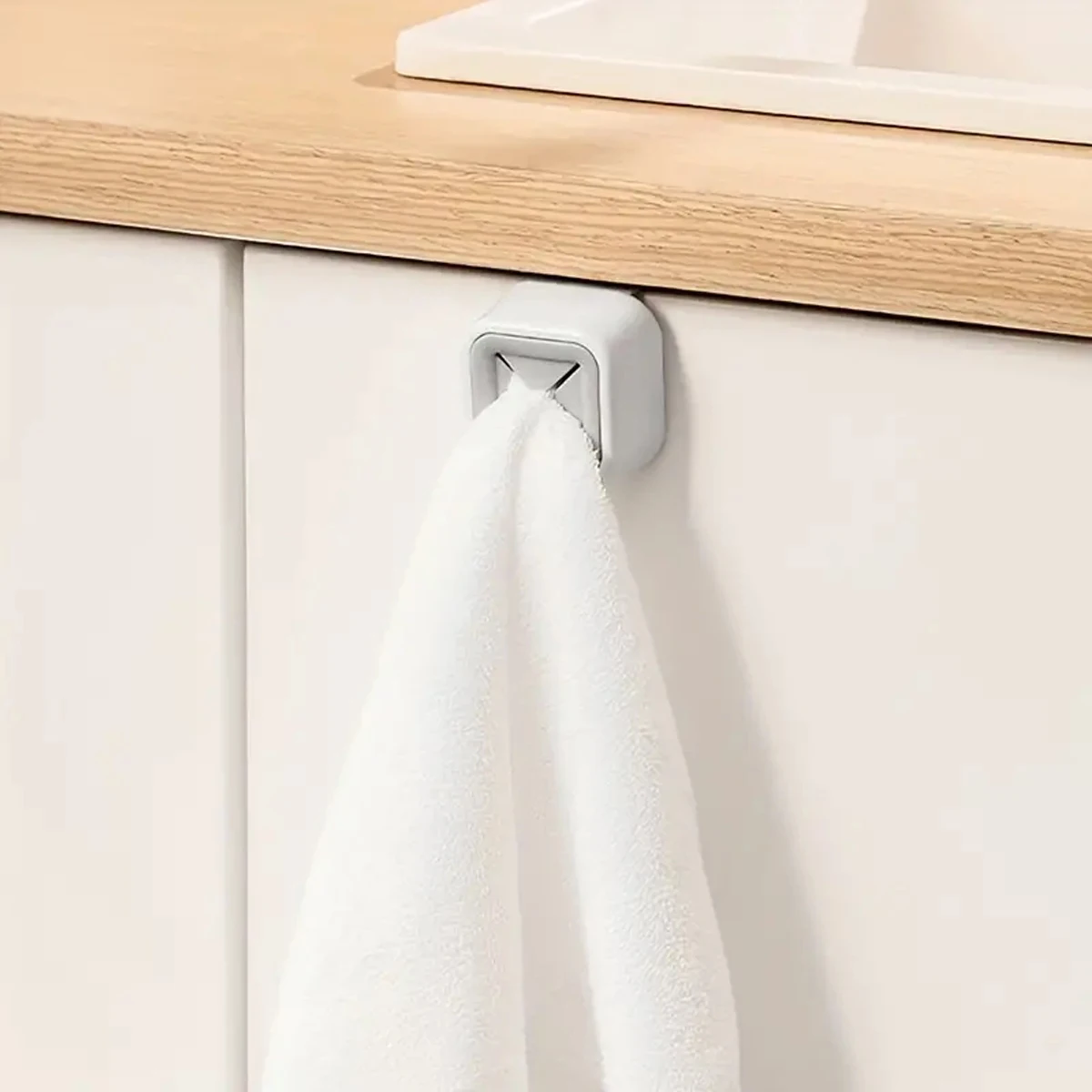 1pc Punch Free Towel Plug Holder Bathroom Organizer Rack Towels Storage Wash Cloth Clip Bathroom Accessories Kitchen Accessories