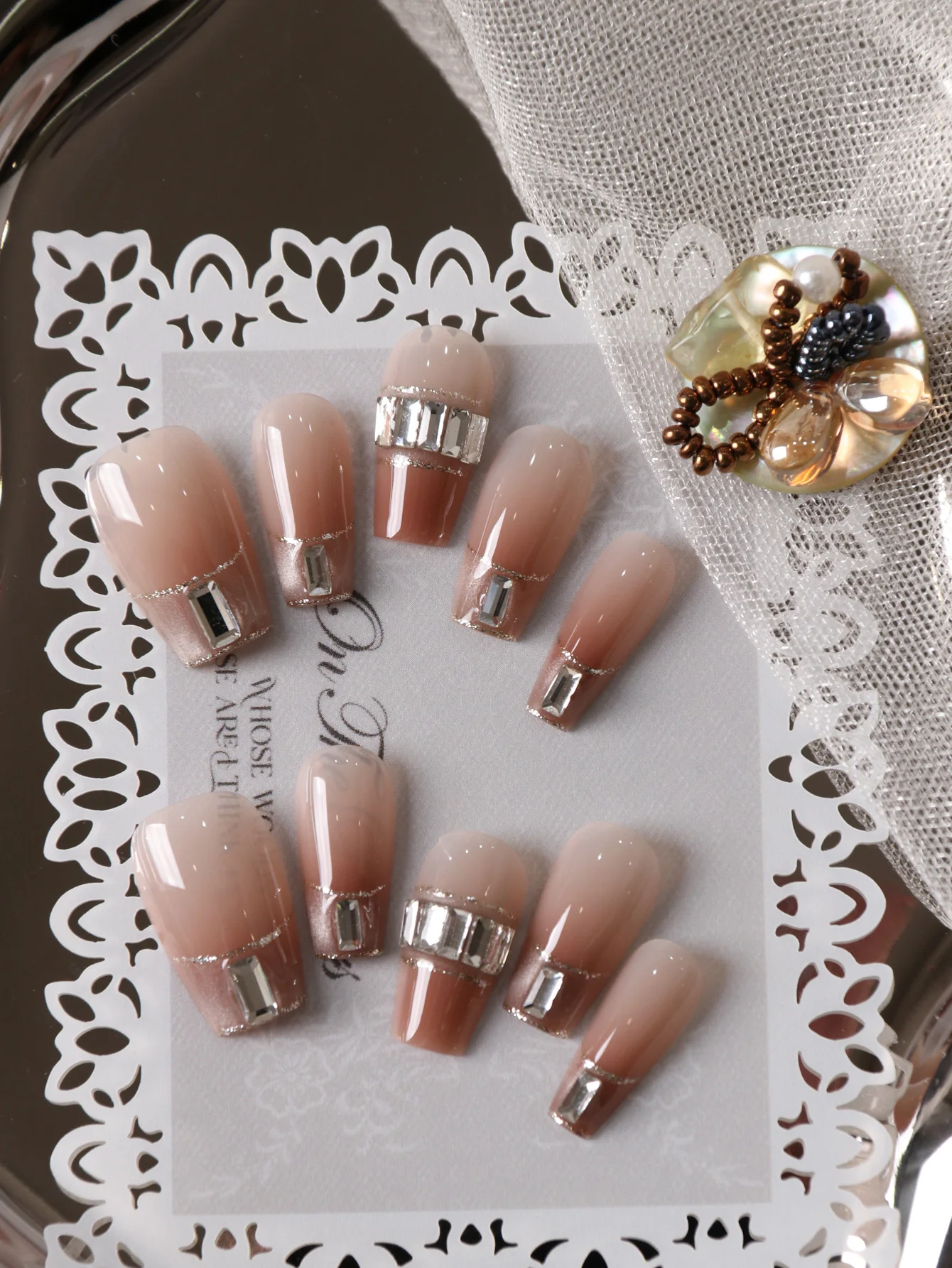 10 Stück Aufklebenägel Kurze Braune Glitzer-Diamant Aufklebenägel Inklusive 1 Blatt Klebestreifen & 1 Stück Mini-Feile