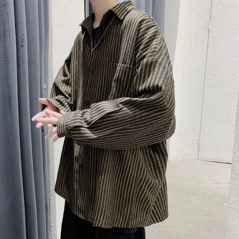 

Потертая текстура, скрытая планка на пуговицах, идеально подходящая для острым слоем под пиджаками или автономной эффектной деталью