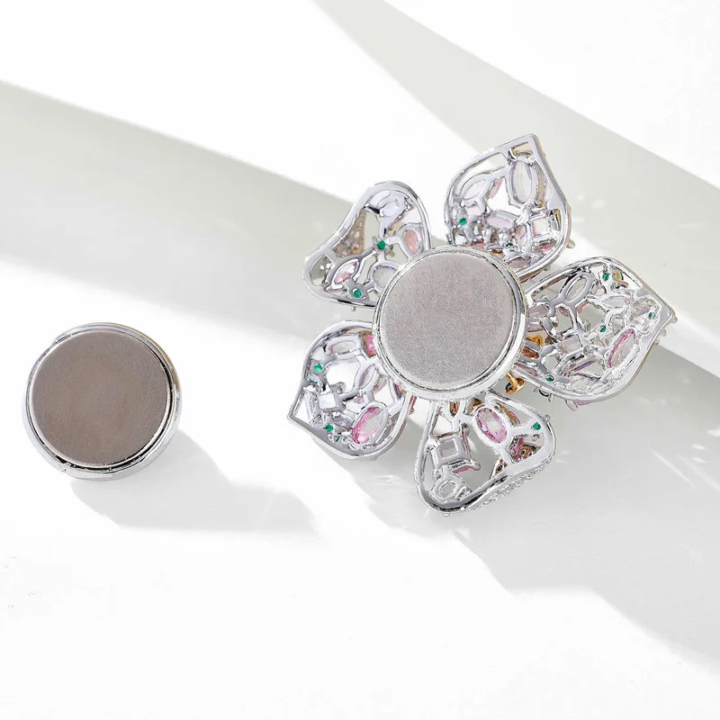 Luxurious micro-inlaid zircon flower magnetic clasp high-end brooch, a sophisticated and elegant accessory