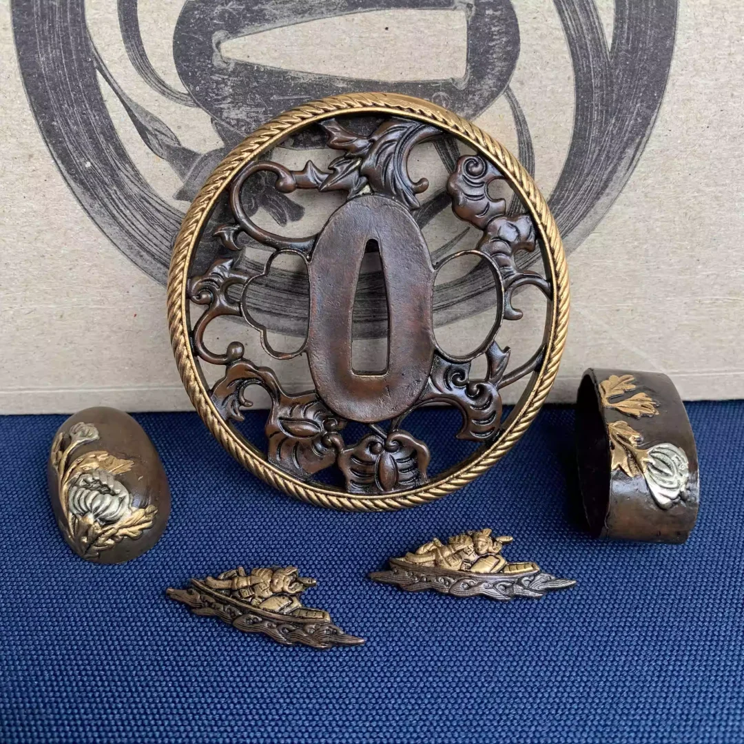 

Редкие стили, высокое качество, полное позолоченное золото и серебро, медь, аксессуары для меча Tsuba, Kuchi, Kashira, Menuki Tachi Katana