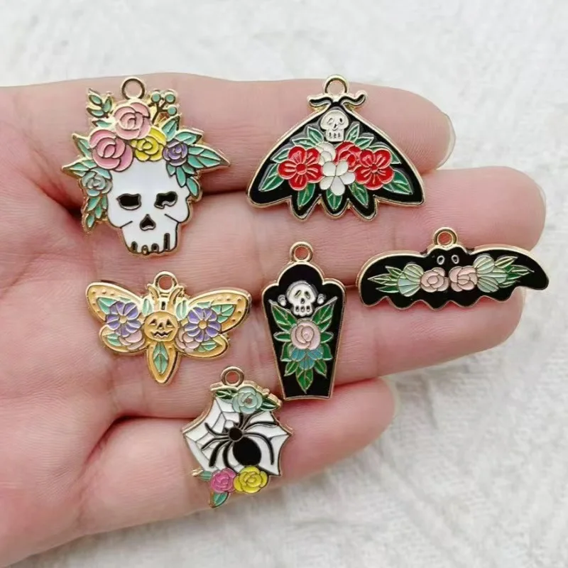 10 Stück Halloween-Anhänger mit Rosen, Totenköpfen, Fledermäusen, Schmetterlingen und Spinnen aus Emaille-Legierung für DIY-Schmuck, Ohrringe und Halsketten