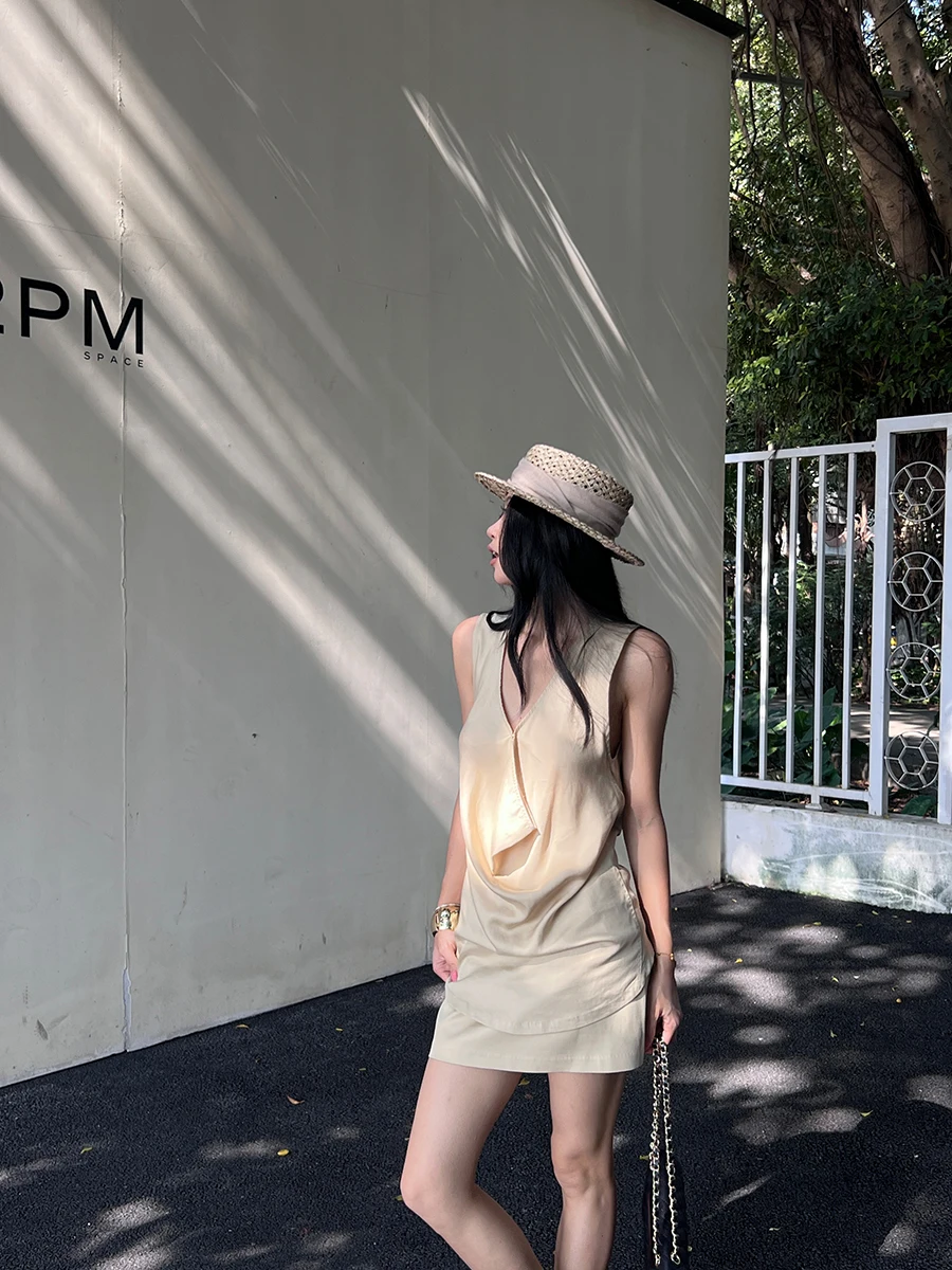 

Элегантный женский комплект из двух предметов: юбка-карандаш с высокой талией и топ без рукавов. Летний повседневный модный женский наряд.