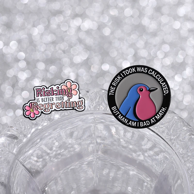 المخاطر أفضل من تدمير المينا دبابيس الطيور خطر مضحك يقتبس دبابيس التلبيب شارات الكرتون مجوهرات هدية للأصدقاء