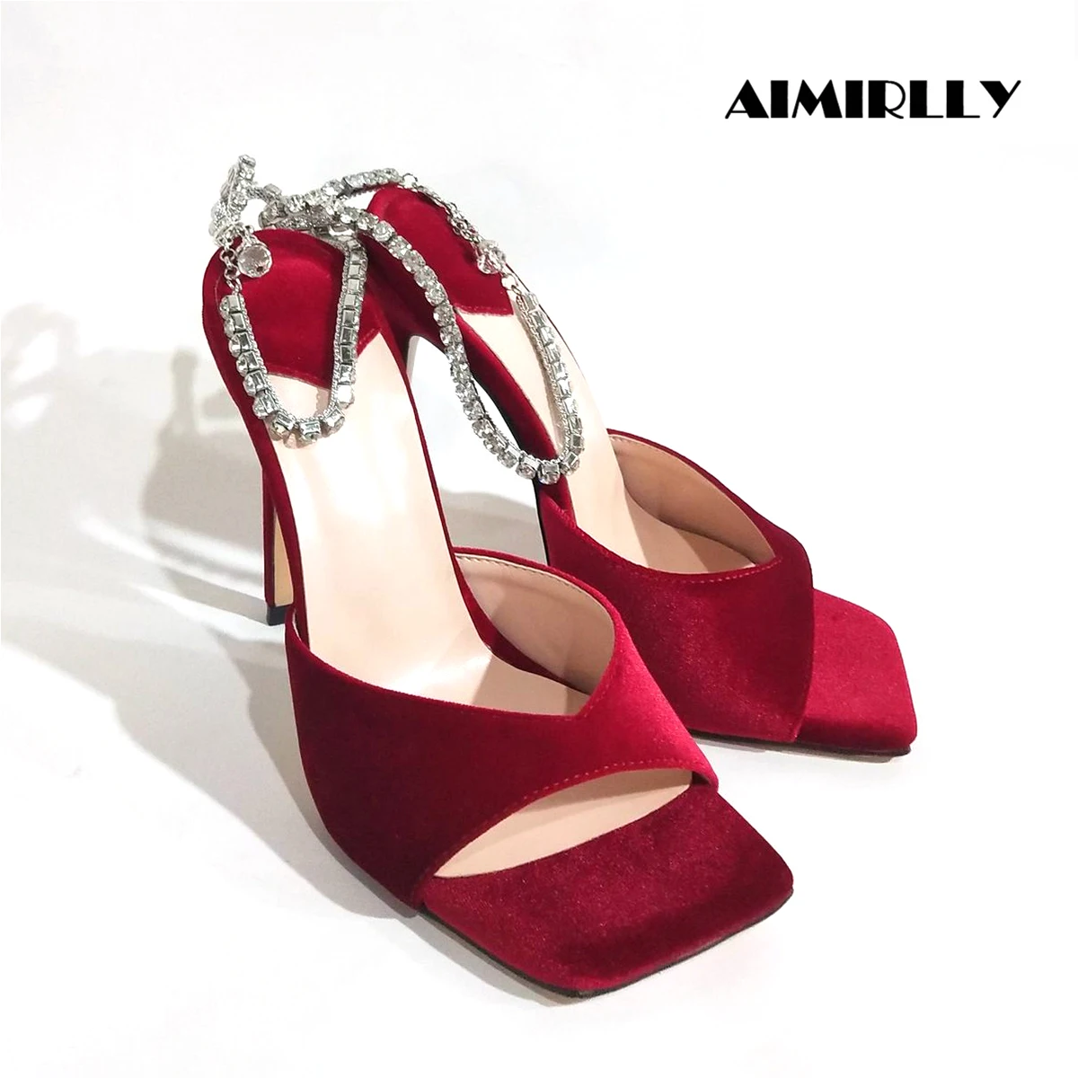 

Новые модные весенние женские сандалии с квадратным носком на высоком каблуке, туфли с цепочкой на щиколотке и кристаллами, женские вечерние свадебные платья, туфли на шпильке