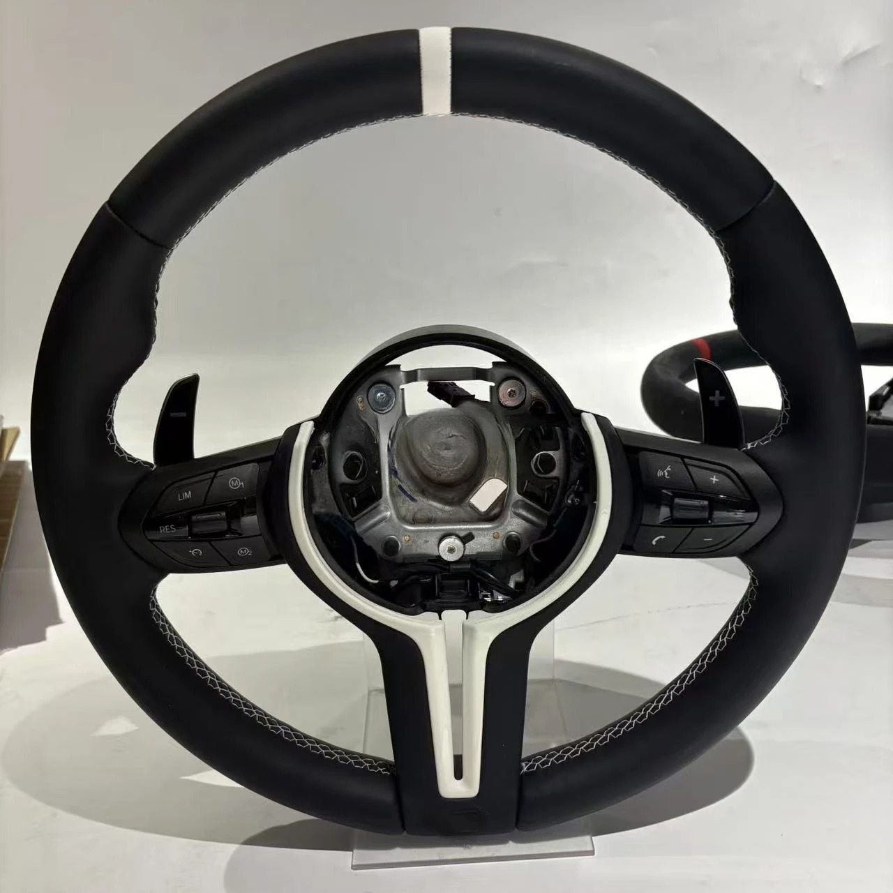 

B M2 M3 M4 M5 M6 X5M F30 F10 F20 F35 F22 F18 F07 F01 E90 E92 E46 Carbon Steering Wheel