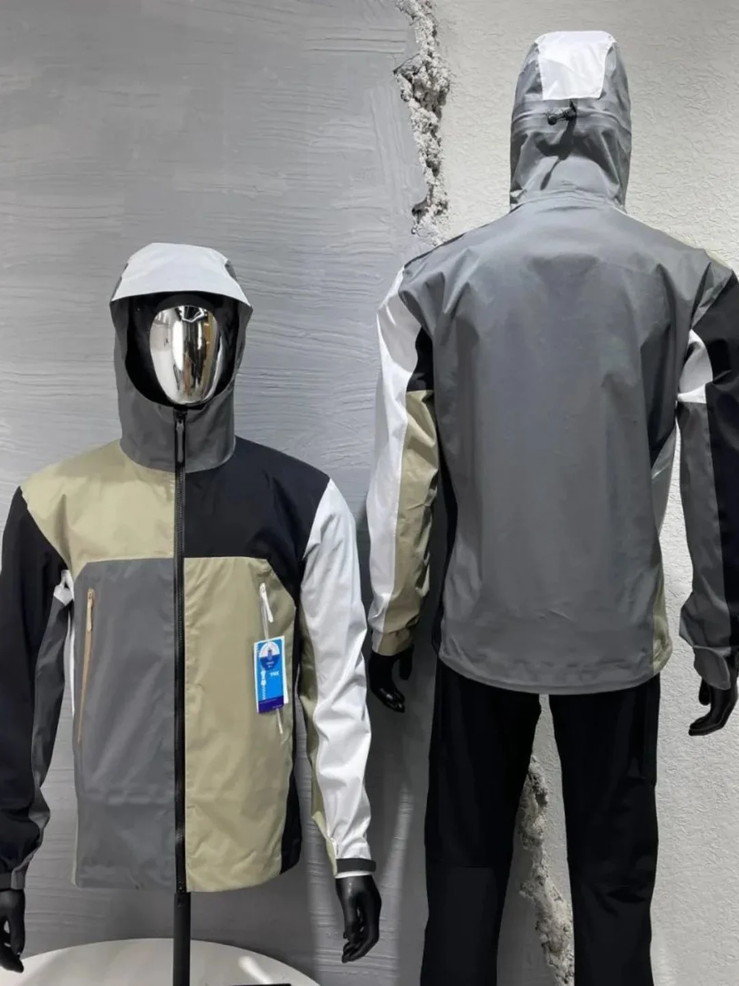 

Спортивная водонепроницаемая куртка с капюшоном для пар, модная, с контрастными вставками, для активного отдыха, с технологичной строчкой...