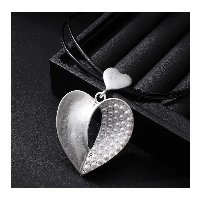 

New Light Luxury High-end Design Sense Niche Peach Heart Alloy Pendant Women's Simple Collarbone Chain