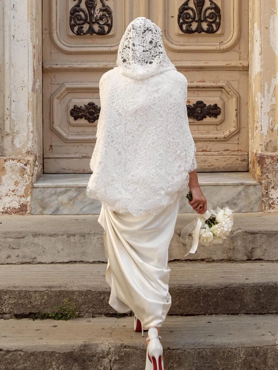 Lace Wedding Cape Lace Pearl Beads Bridal Cloak Short Elegant Fashion Bridal Jacket With Hood