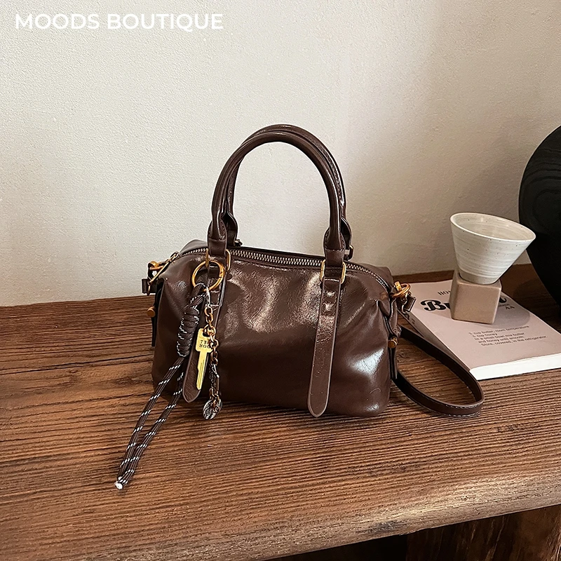 2026 Neueste Mini-Boston-Handtaschen für Damen, Veganes Leder, Einfarbige Schulter-Umhängetasche mit Anhänger, Luxus-Designer-Handtasche
