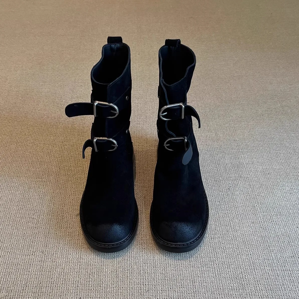 

Женские замшевые короткие сапоги на толстой подошве на толстом каблуке. Сапоги в ковбойском стиле в западном стиле. Женские ботинки с пряжкой на ремне. Зимняя мода.