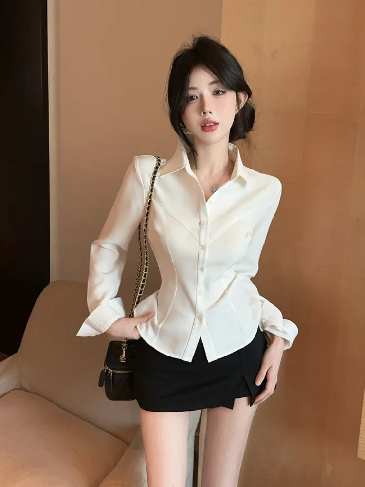 

Белая приталенная женская рубашка с длинным рукавом, летняя новинка, модная, с зауженной талией, солнцезащитная, на одной пуговице