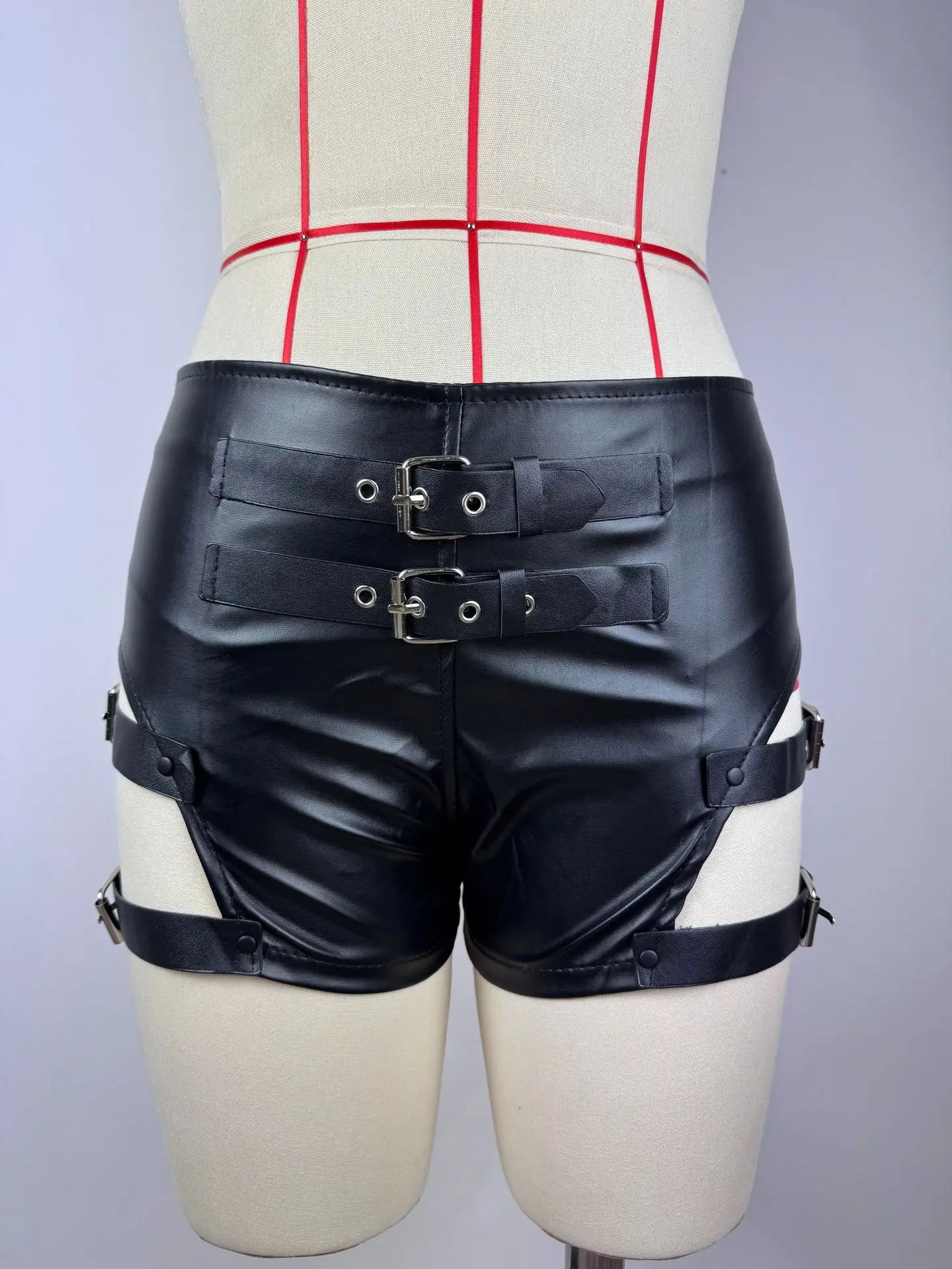 섹시 스트레치 에나멜 가죽 반바지 여성 나이트클럽 바 댄스 공연 인조 PU 숏 팬츠 컷오프 에로틱 벨트 버클 고스