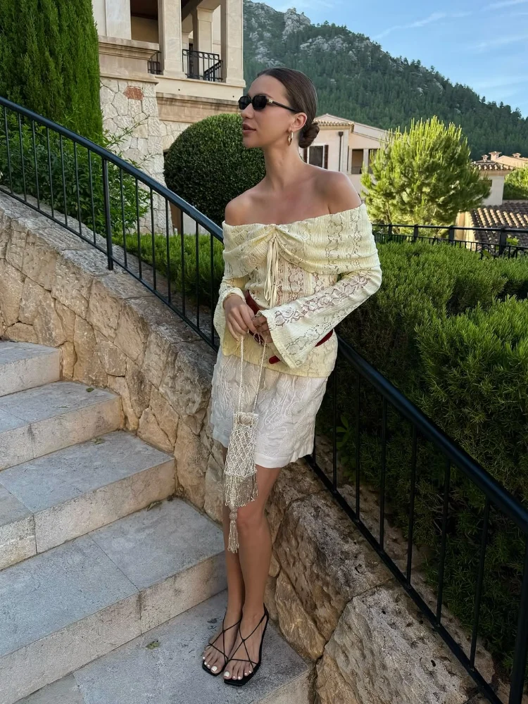 

Сексуальная желтая кружевная рубашка с длинными рукавами, женская рубашка без бретелек с открытыми плечами, прозрачные расклешенные рукава, тонкий топ 2025 г., новая женская одежда для отпуска