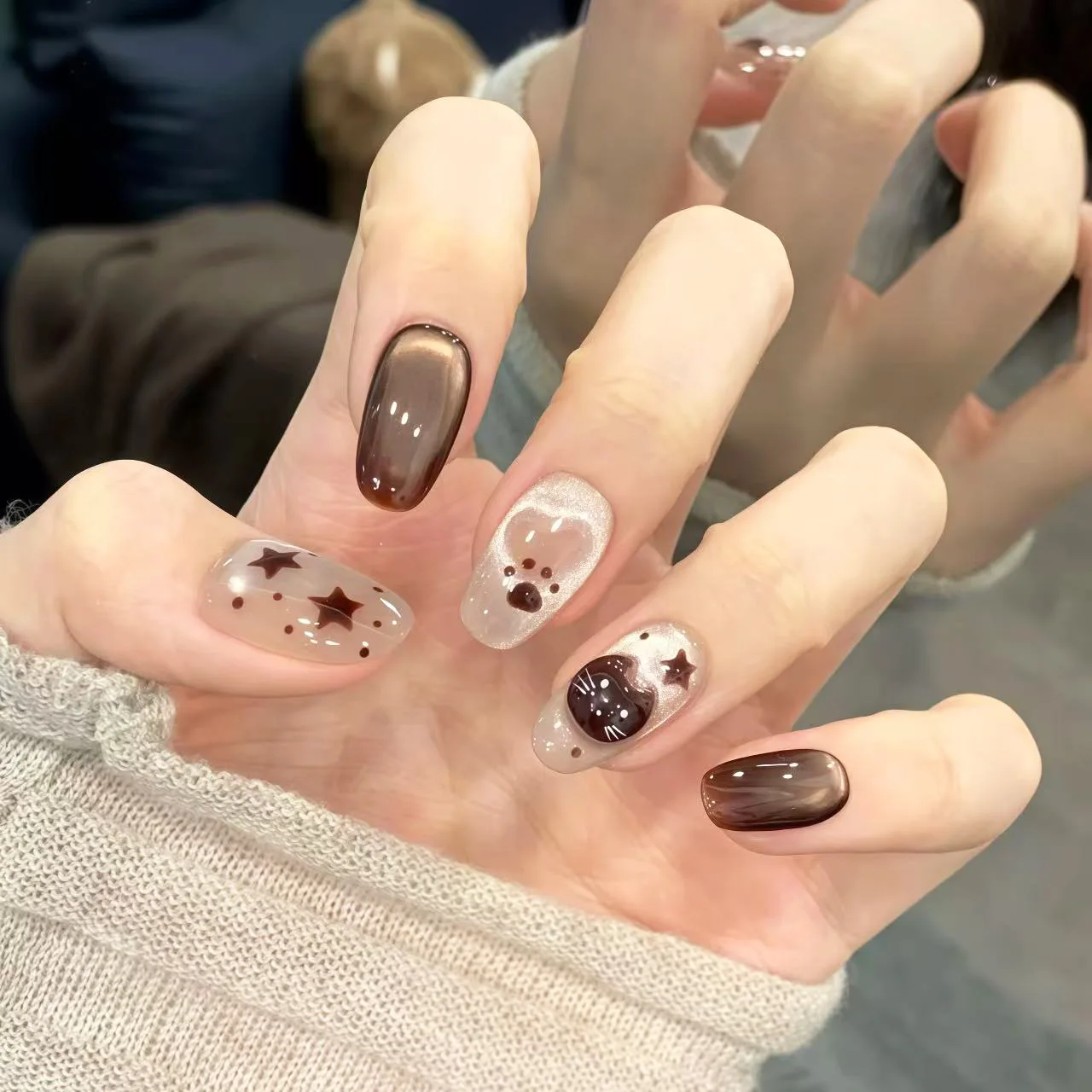 24 piezas de uñas postizas de longitud media estilo otoñal, ovaladas y lindas, con efecto ojo de gato, cobertura completa, uñas postizas desmontables con diseño de estrella de gato, set de uñas postizas a presión.