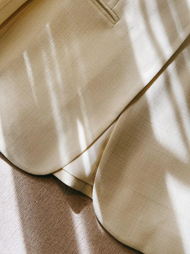 ชุดสูทลำลองคอวีสีขาวสำหรับผู้หญิง แฟชั่นทรงเข้ารูป แขนยาว สำหรับฤดูหนาว ปี 2024 ดีไซน์ดั้งเดิม ผลิตในจีน