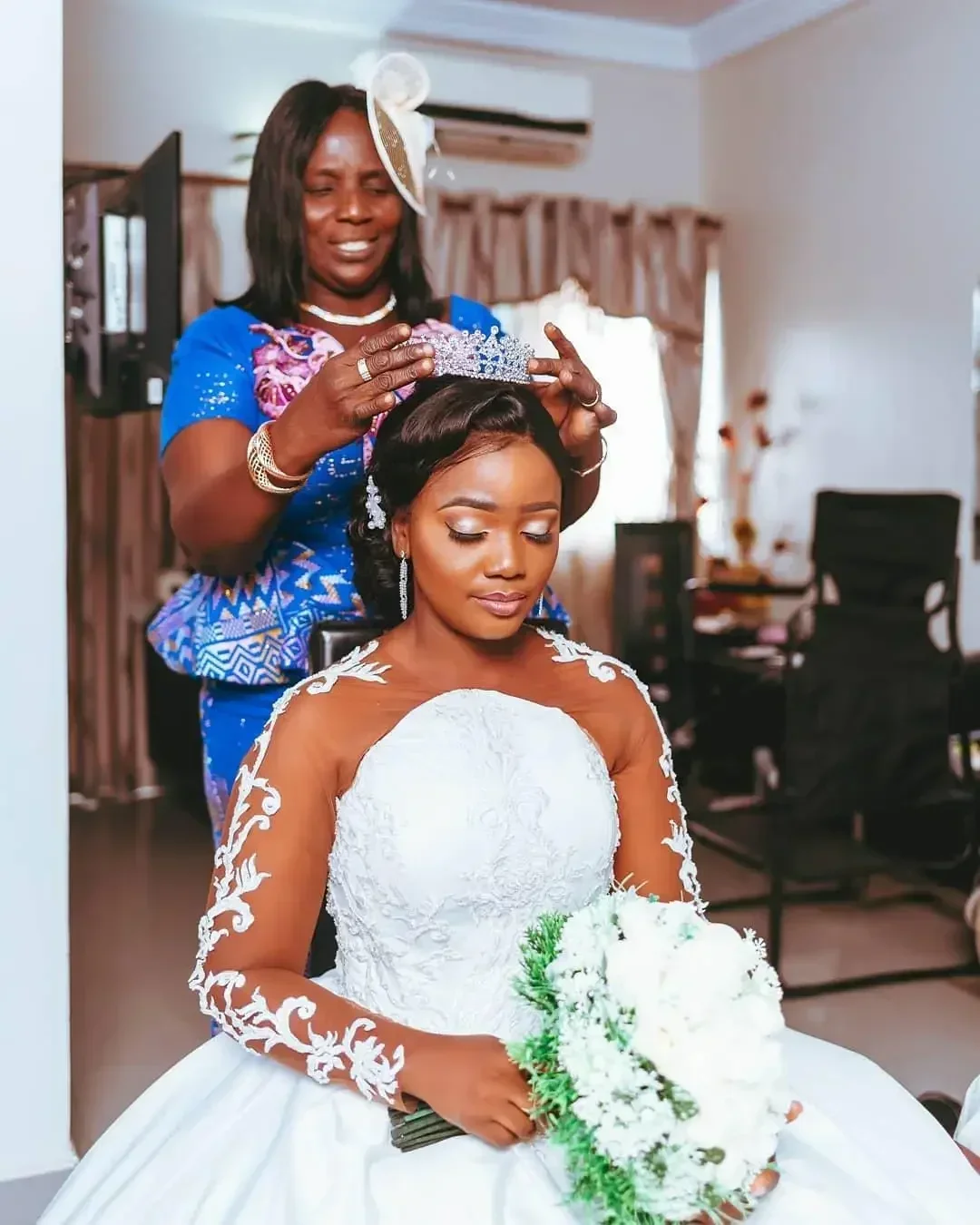 Vestidos de novia de encaje sexy baratos Aso Ebi árabes de talla grande personalizados Vestidos de novia con cuello transparente Mangas largas Vestidos hechos a medida