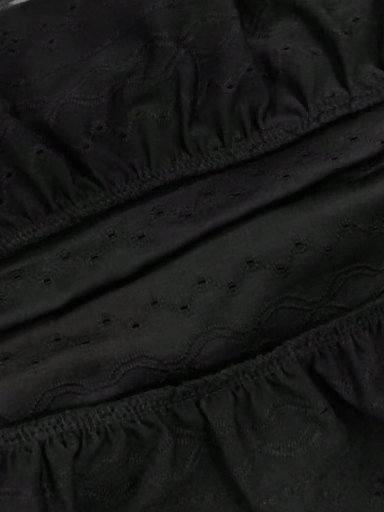 Saia Midi Preta com Camadas e Babados em Renda para Mulheres