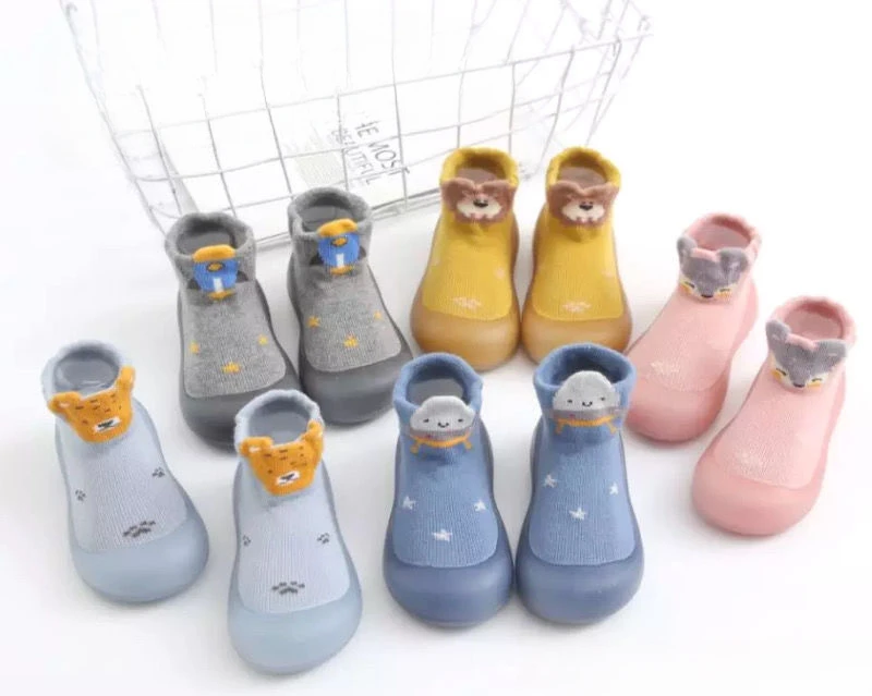 Scarpe da bambino con suola morbida e traspiranti per bambini primaverili e autunnali ricamate scarpe da bambino antiscivolo per cartoni animati