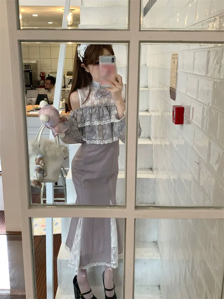 Sanftes hellviolettes Spitzen-Patchwork-langes Kleid mit Schleife, schmaler Passform und anmutigen Ärmeln