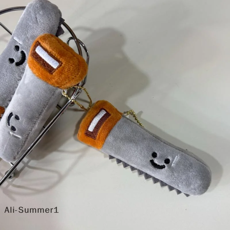 【E】Saw brinquedo de pelúcia chaveiro ferramenta dos desenhos animados macio pelúcia boneca pingente chaveiro do carro mochila saco decoração presente do miúdo