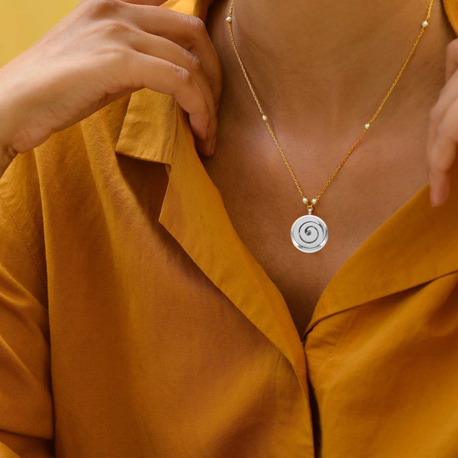 

Stainless Steel Aroma Diffuser Pendant Necklace Charm For Women Hollow Perfume Locket Diy Jewelry Decor Accessory Aromatherapy