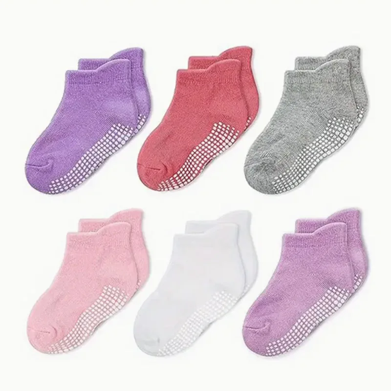 6 pairs of girls' anti slip socks, adhesive point socks, and short socks with anti drop heel design at the back. Girls' toddler