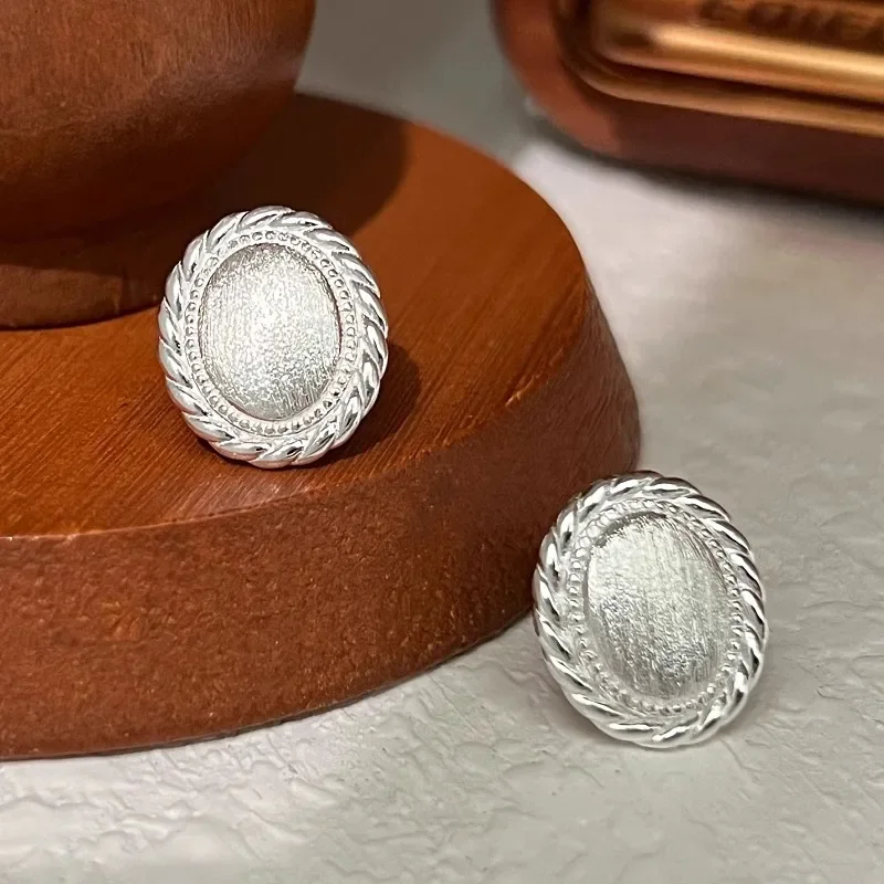 

Серьги-гвоздики из стерлингового серебра 925 пробы с геометрическим матовым туманом и жареным тестом для женщин, ювелирные изделия, роскошные винтажные аксессуары