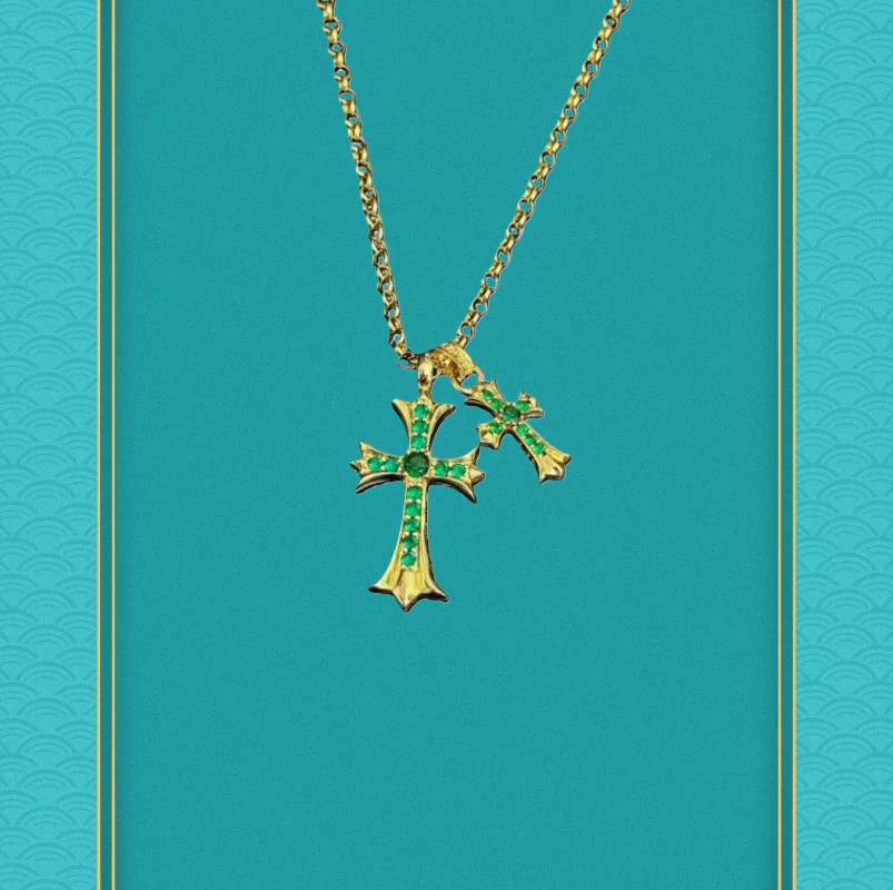 

Золотое колье с двойным крестом и изумрудными акцентами