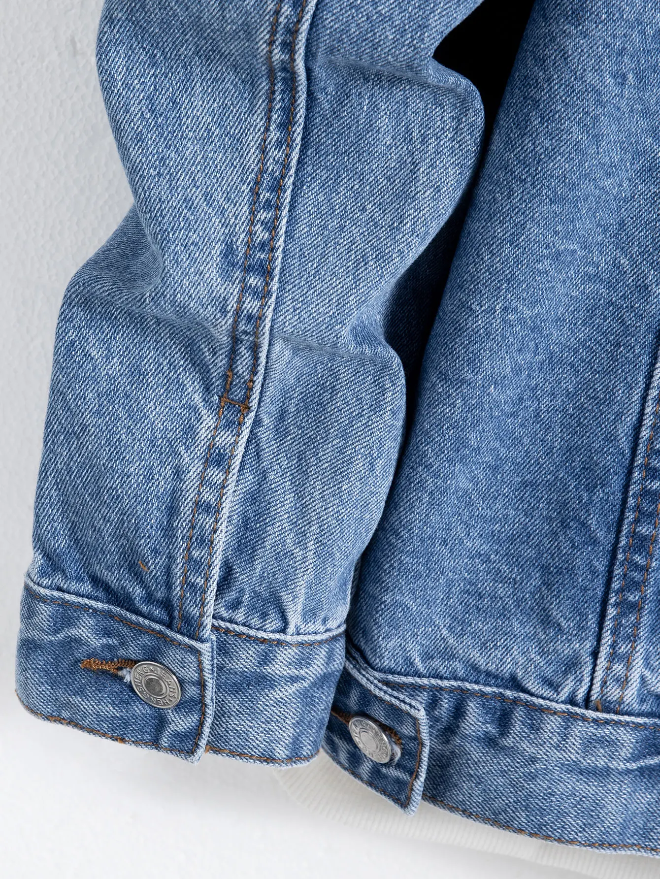 Herren Blaue Jeansjacke für Frühling und Herbst. Multi-Pocket-Design. Normale Größe im Stylischen Street-Casual-Look. – Detail 9