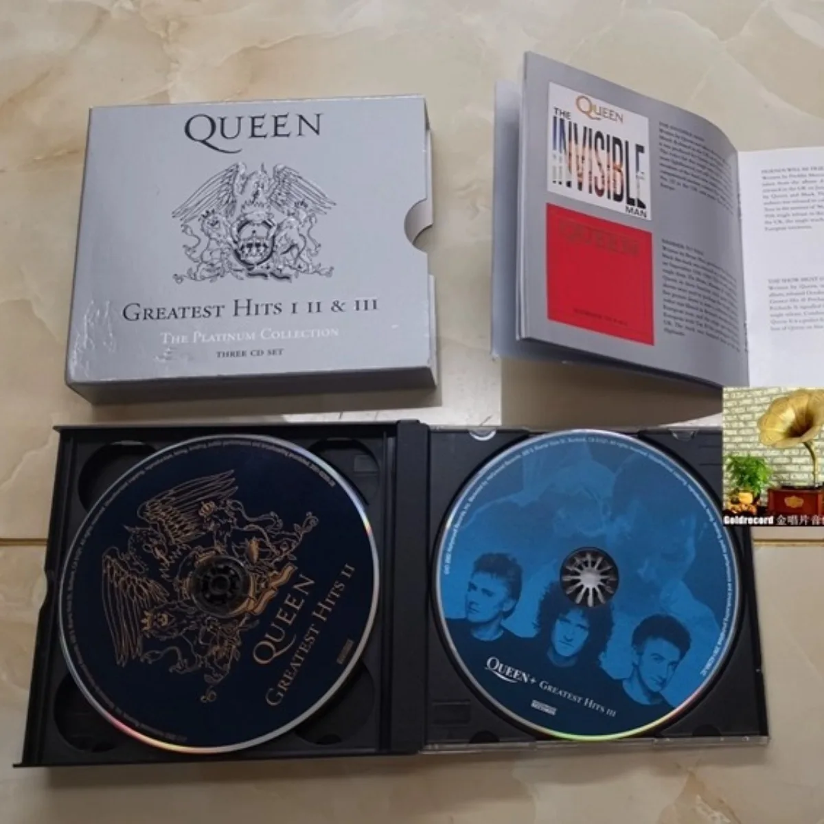 ชุดซีดีอัลบั้ม Queen รุ่น Greatest Hits I, II และ III - คอลเลกชันเพลงร็อคคลาสสิกสำหรับแฟนคลับควีนและนักสะสมดนตรีร็อค