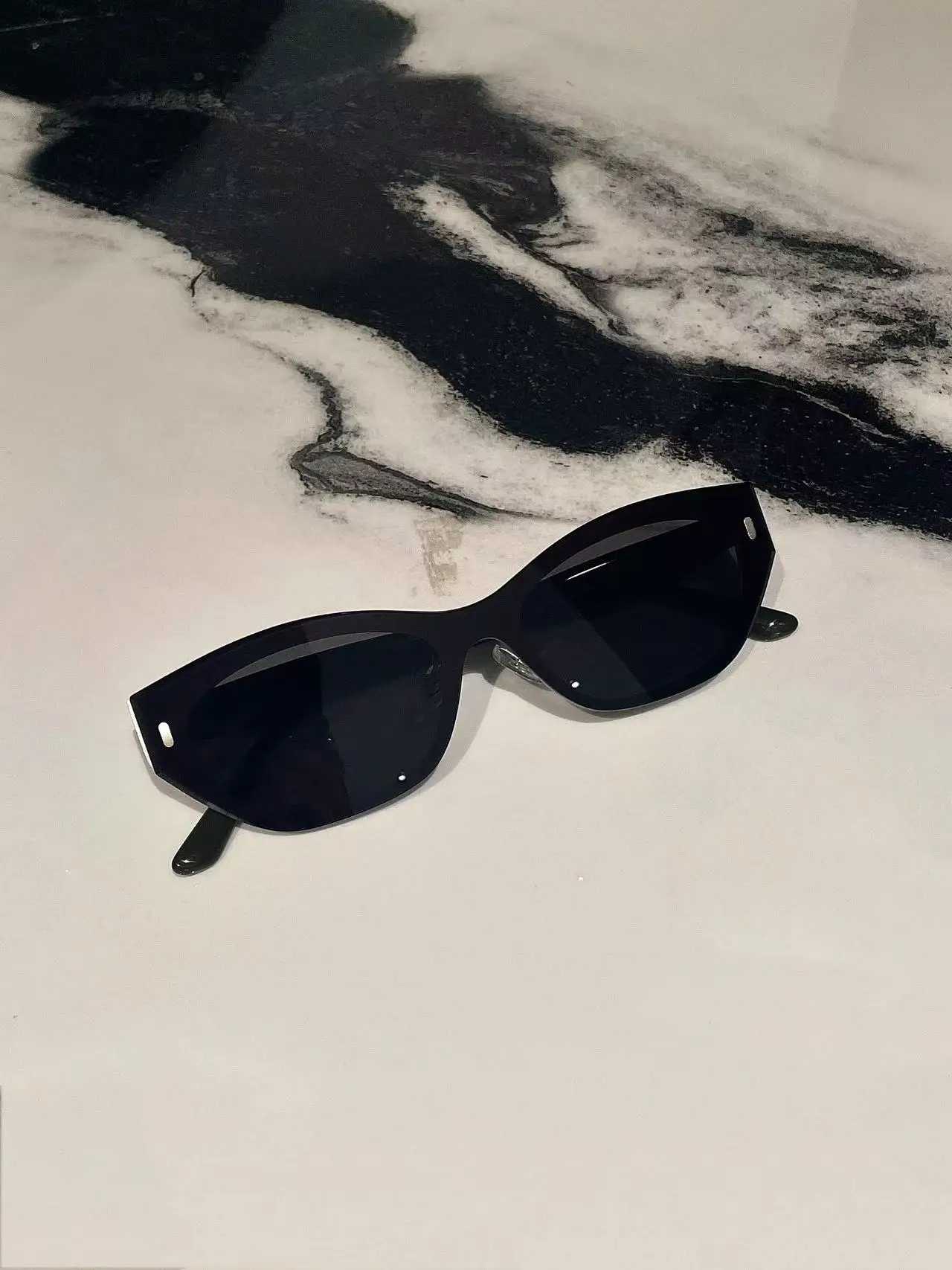 Nuovi occhiali autunnali e invernali Occhiali da sole da uomo firmati Moda Casual Occhiali da sole neri alla moda Occhiali con fascino neutro