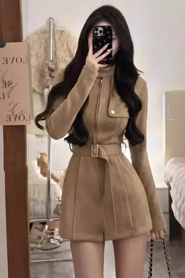 Damski dwuczęściowy zestaw: kurtka na zamek i krótkie spodnie, modny komplet na wiosnę i jesień.