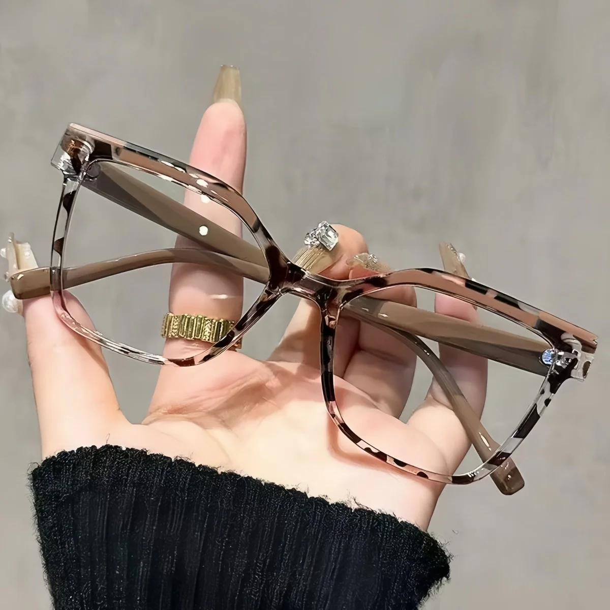 European and American fashionable reading glasses with anti slip leg design suitable for middle-aged and elderly men and women
