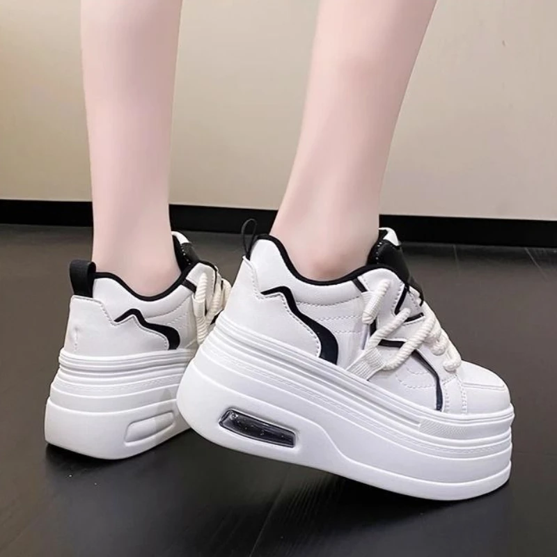 

2025 женские белые кроссовки, трендовые туфли на платформе с толстой подошвой, универсальные одинаковые платья, миниатюрная внутренняя подошва, увеличивающая рост