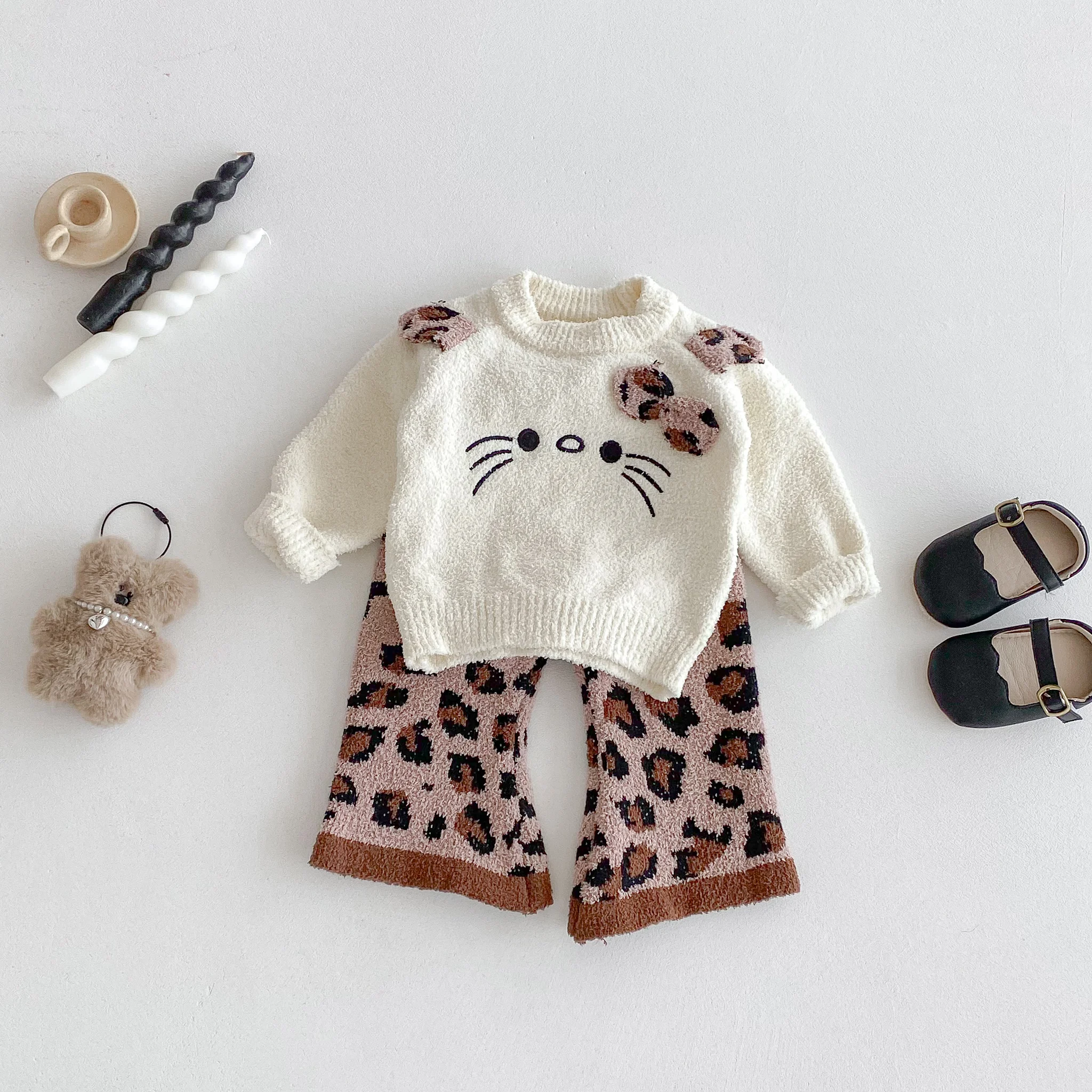 Trendiges, weiches Strickpullover-Set im koreanischen Stil für Mädchen, Baby-Hose mit Leopardenmuster und ausgestelltem Bein, modisches zweiteiliges Outfit. – Detail 2