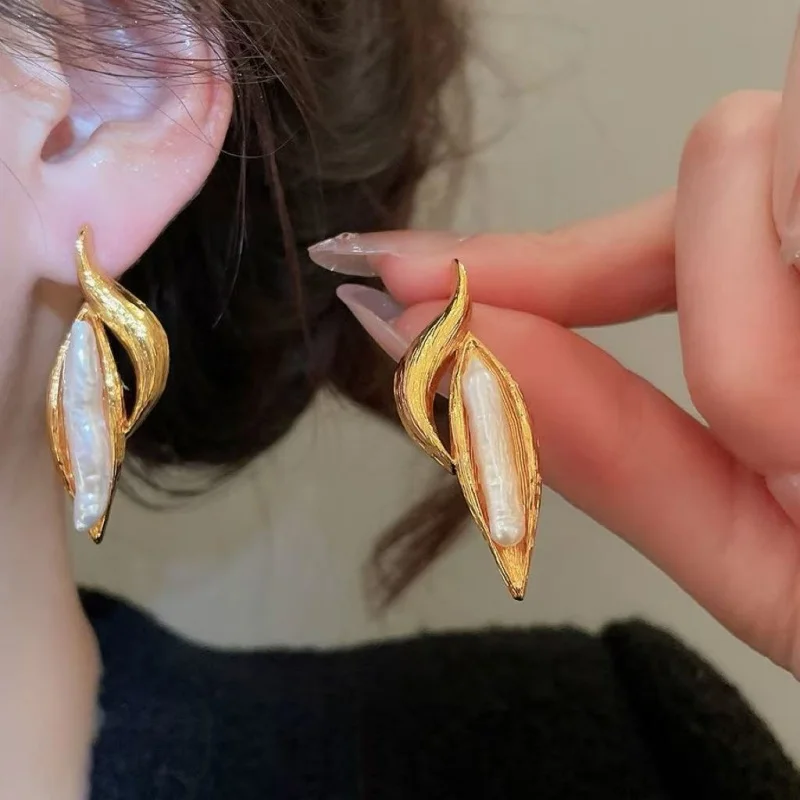 

Elegant Vintage Irregular Freshwater Pearl Metal Earrings for Women Luxury Sensation Daily Party Accessory