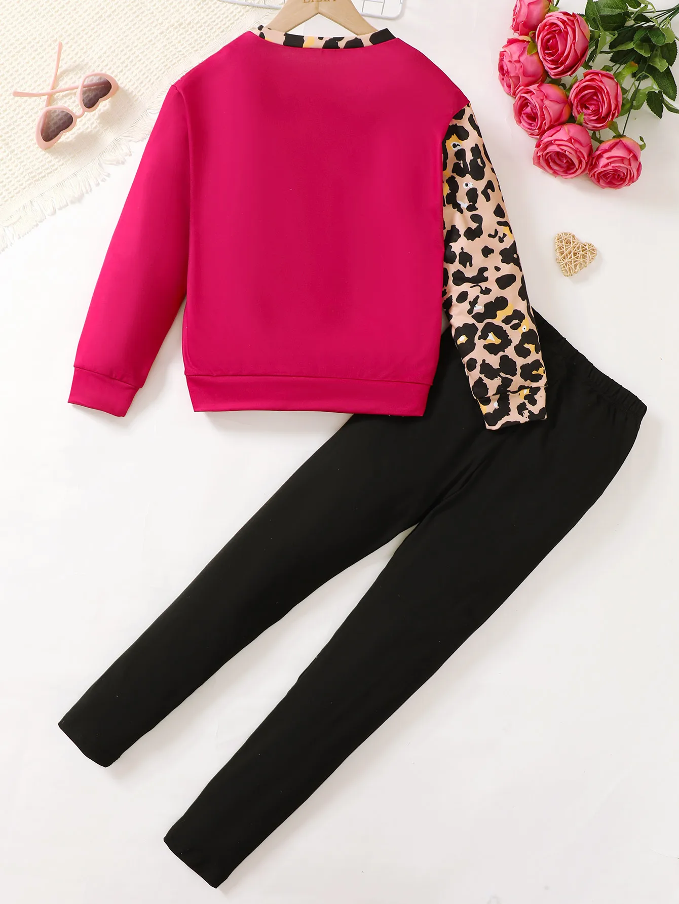 قطعتان مريحة للفتيات المراهقات، سترة بغطاء للرأس ناعمة بطباعة الفهد مع بنطال ضيق، مثالية للارتداء اليومي في الهواء الطلق.