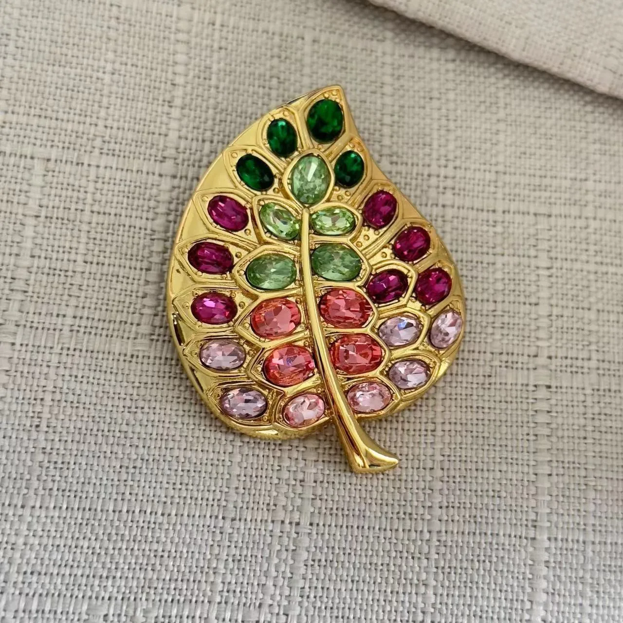 Heavy Industry Brass Texture Irregular Heart-shaped Refraction Colored Diamond Leaf Big Brooch Flash Diamond Coat Accessories Wo