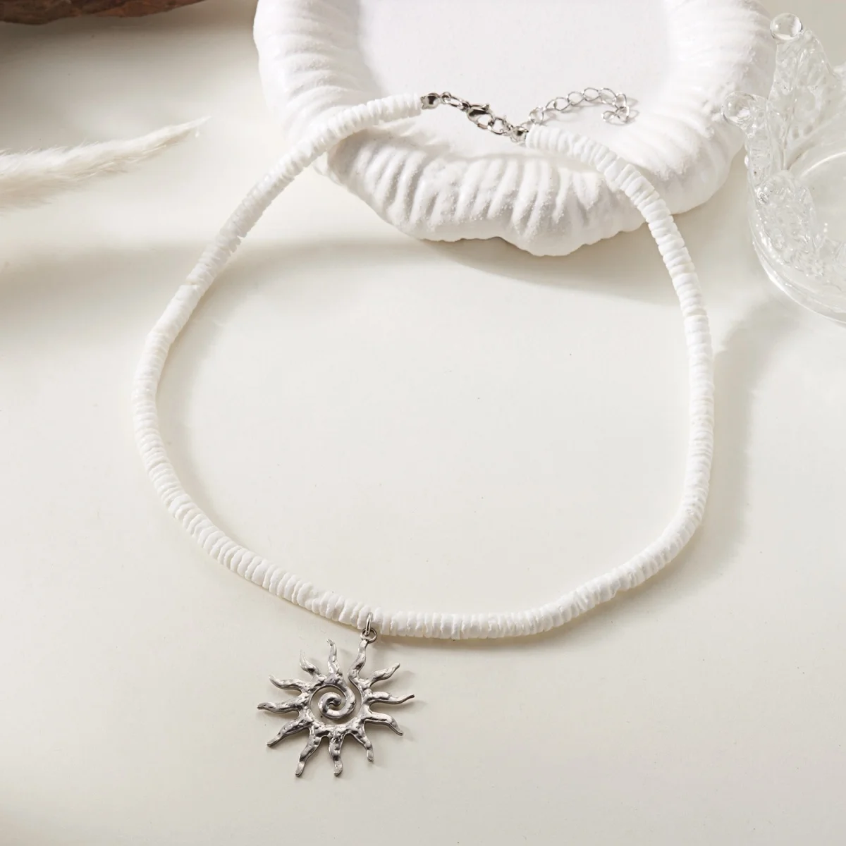 Retro-Halskette mit unregelmäßigen Muschelperlen in Maillard-Farben und Sonnenwirbel-Anhänger für Damen und Herren, doppellagige Sonnenblumen-Kette, Choker-Schmuck – Detail 23
