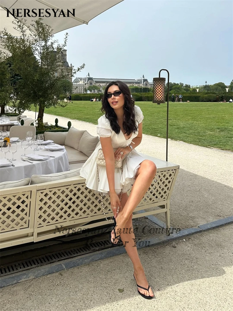 Nersesyan robes de bal simples col en V manches courtes plis gonflés Satin Mini robes de soirée dos nu robe d'invité de retour personnalisé