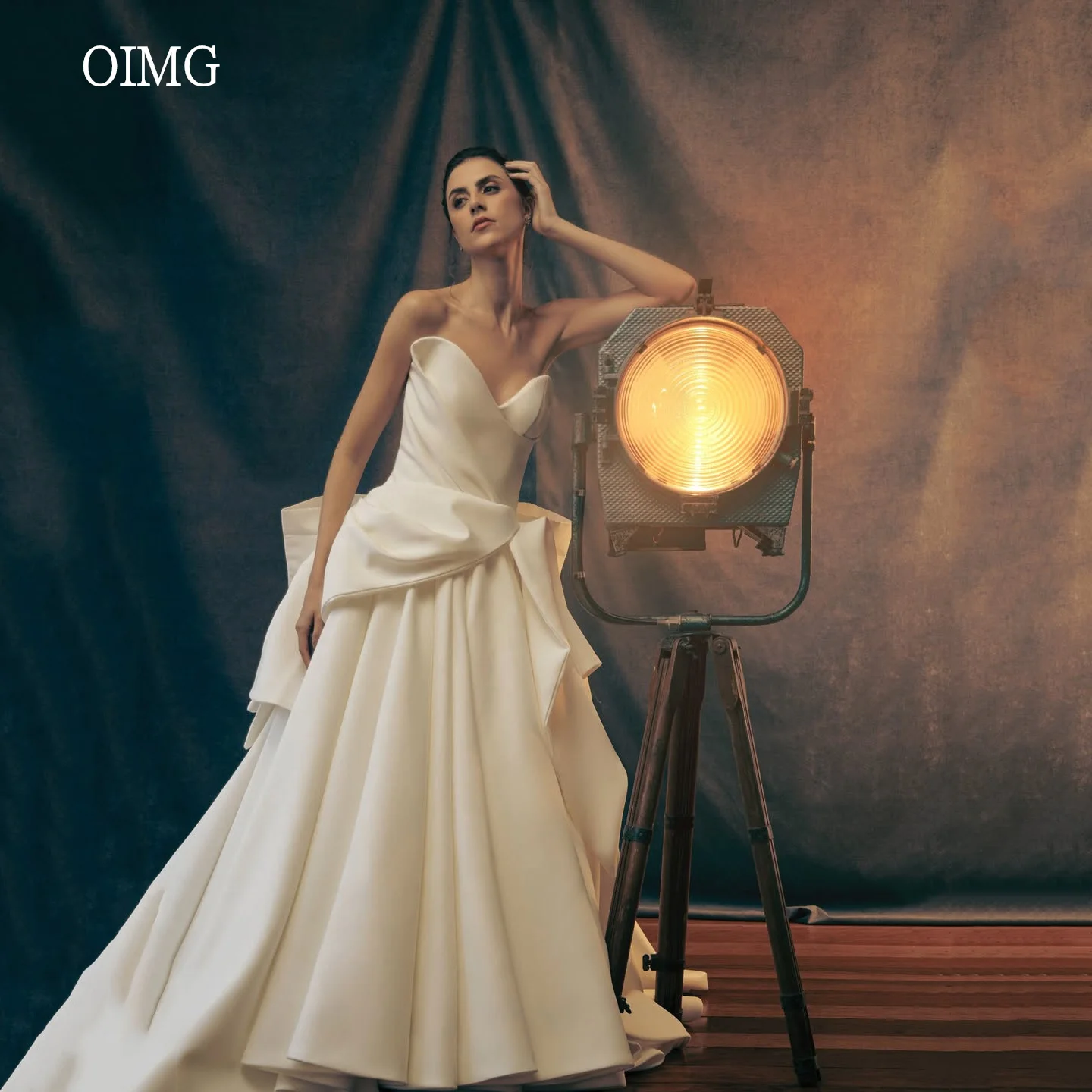 

OIMG Modern Ivory Strapless A Line Wedding Dress Sleeveless Bow Bride Dresses Floor Length With Tail Wedding Gowns Customized
