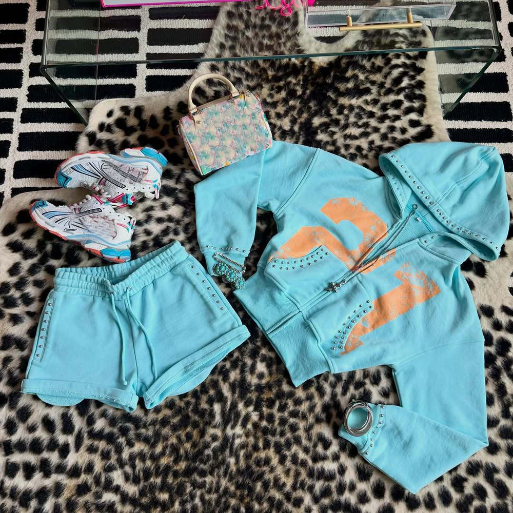 JENYAGE Damen 2-teiliges Outfit, Nietenbesetzter, kurzer Hoodie mit Reißverschluss und Shorts, Graffiti-Print, Sweatshirt, Trainingsanzug, Y2K Streetwear – Detail 6