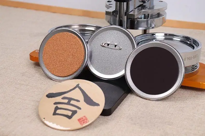 Maszyna do produkcji odznak i magnesów na lodówkę z możliwością personalizacji, półautomatyczna, 100 mm, do tworzenia podstawek, idealna do samodzielnego tworzenia spersonalizowanych prezentów, rok 2025.