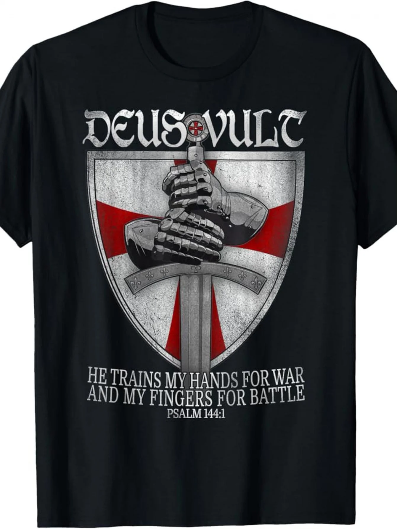 Camiseta Medieval Masculina Deus Vult Templar Knight com Slogan de Batalha em Latim e Padrão Histórico da Ordem Templária