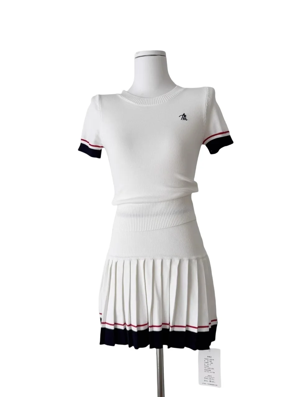 Setelan Dua Potong Slim Fit Musim Panas Wanita dengan Rok Lipit dan Kaos Rajut Elastis Putih Retro Amerika.