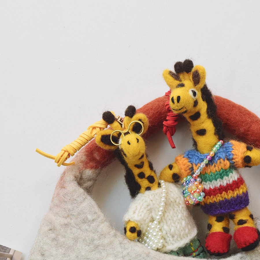 

Imported wool felt pendant, couple giraffe bag pendant, cartoon doll car hanging gift handmade