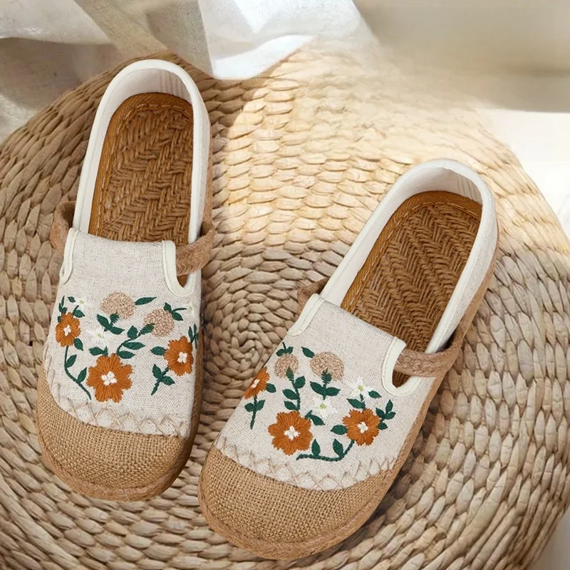 

Beijing Ladies Canvas Shoes Embroidered Linen Slip-On Soft Bottom Breathable Lazy Shoes Comfortable Low Cut round Toe Flats