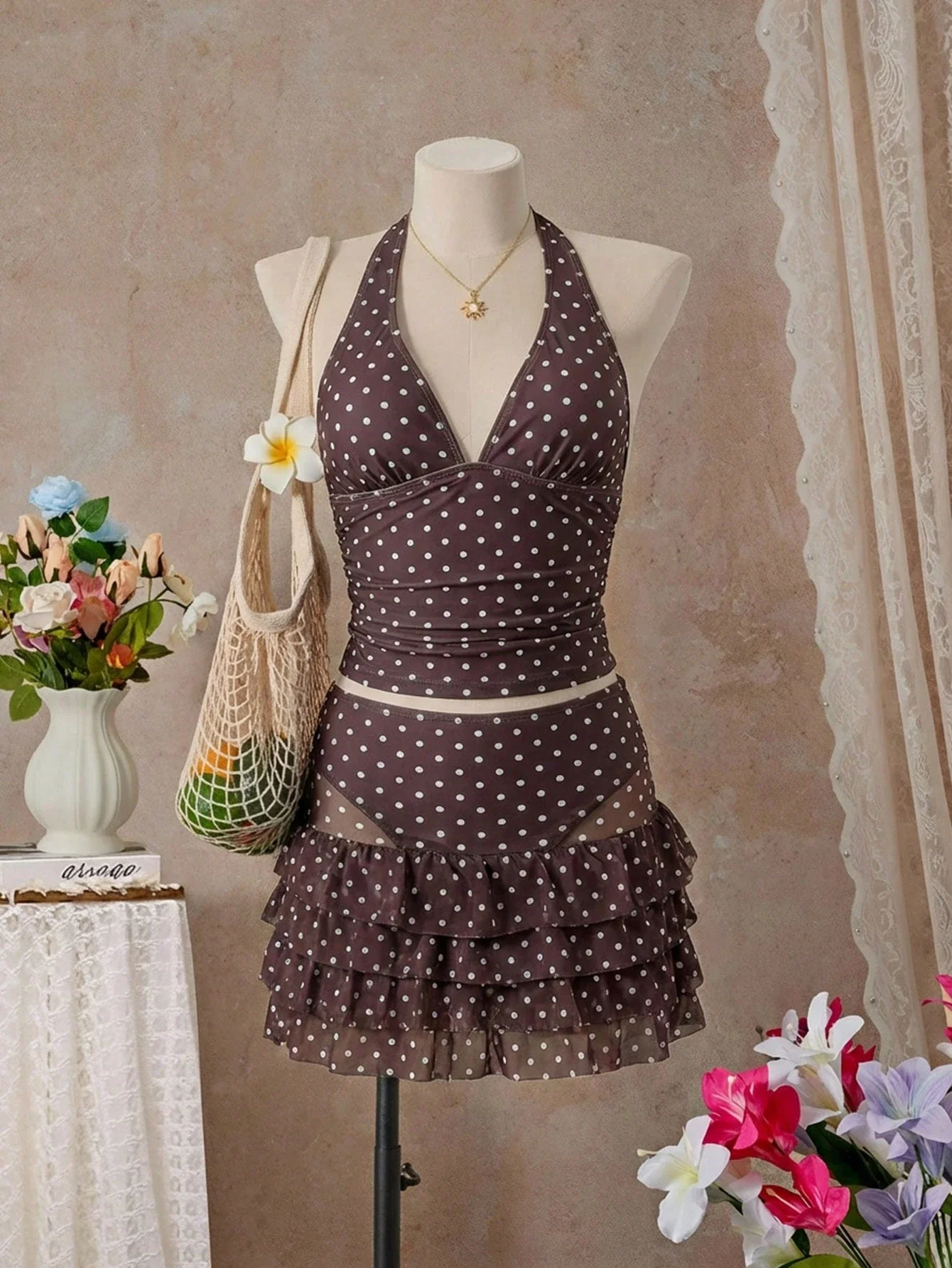 

Коричневый танкини в горошек с бретелями на шее и многоярусной юбкой с рюшами для пляжного отдыха и плавания