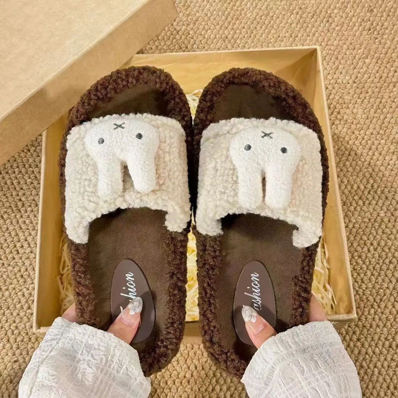 Pantoufles en peluche Miffy pour femmes, lapin de dessin animé mignon, diapositives chaudes et douces pour dames, pantoufles de chambre confortables et floues pour l'hiver